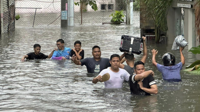 Osam osoba poginulo i nevremenu na Filipinima: U Manili proglašena vanredna situacija zbog dolaska tajfuna Gemi