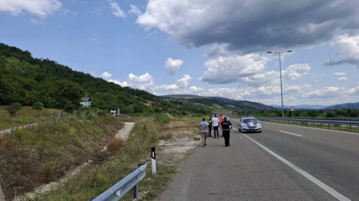 Prevrnulo se vozilo sa migrantima na autoputu Niš-Pirot, desetine povređenih
