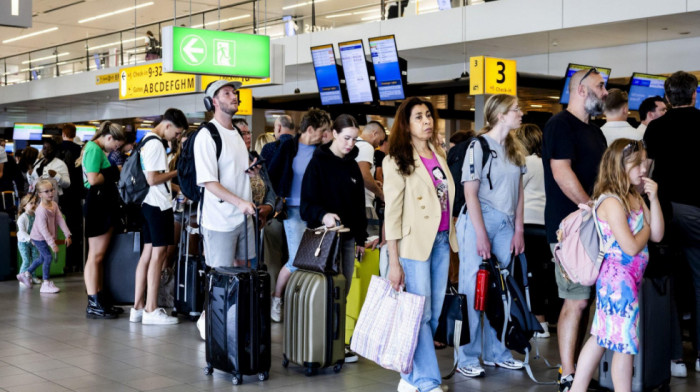 "Pobuna protiv izumiranja": Klimatski aktivisti protestuju na aerodromima Šiphol i Mastriht