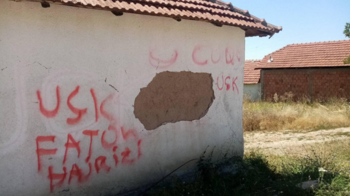 Prefarbani uvredljivi grafiti na porodičnoj kući Đurkovića u selu Gojbulja u opštini Vučitrn