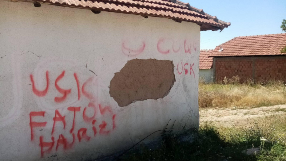 Prefarbani uvredljivi grafiti na porodičnoj kući Đurkovića u selu Gojbulja u opštini Vučitrn