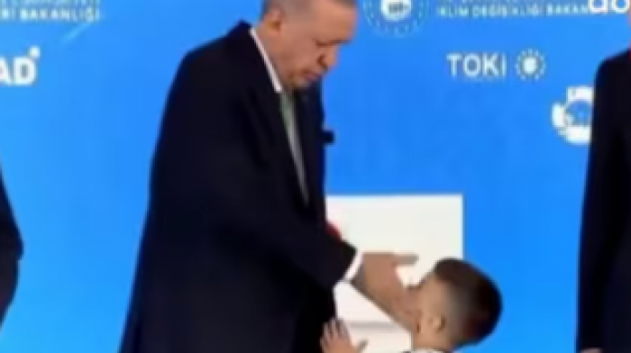 Erdogan na udaru kritika: Snimak na kojem "šamara" dečaka jer mu nije poljubio ruku postao viralan (VIDEO)