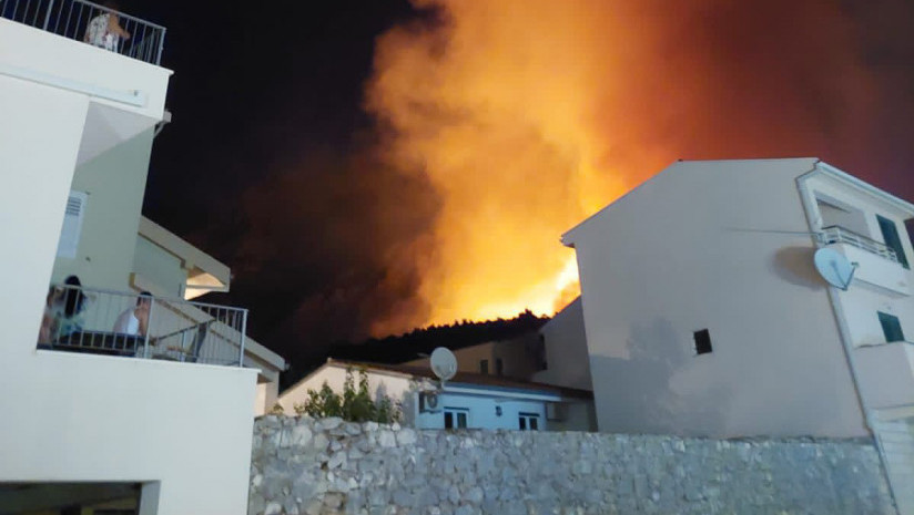 "Ovo je horor, gasimo poslednjim atomima snaga": U Gornjim Tučepima, Podgora Selu i na Biokovu ponovo buknulo