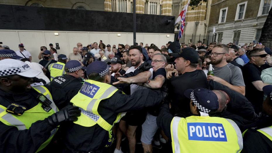 Sukobi policije i demonstranata u Londonu na protestu zbog ubistva dece u Sautportu