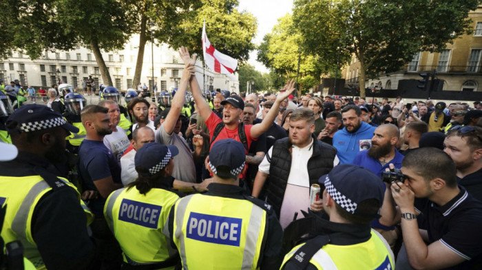 U Engleskoj i Severnoj Irskoj održani protesti desnice i kontraprotesti