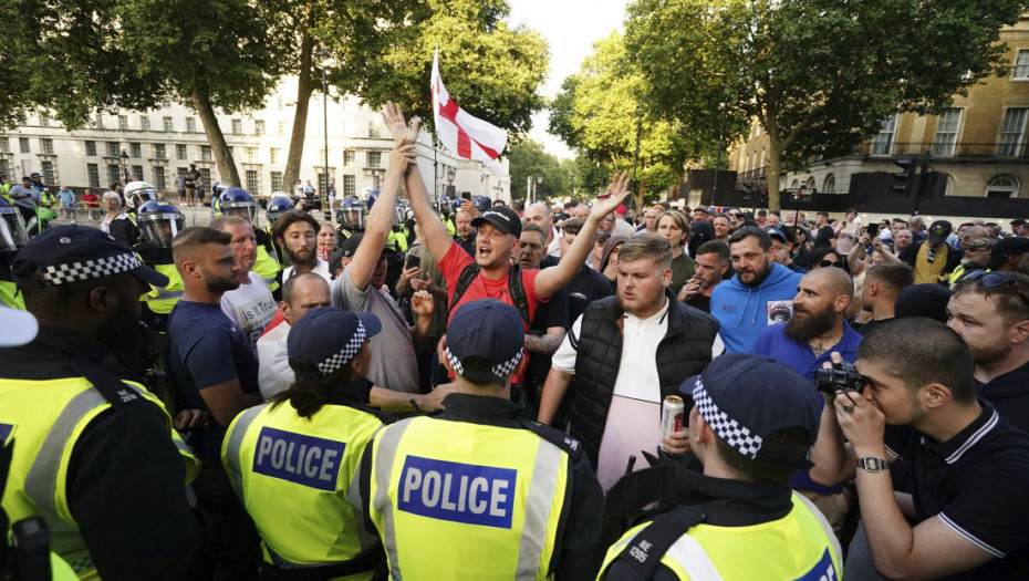 U Engleskoj i Severnoj Irskoj održani protesti desnice i kontraprotesti