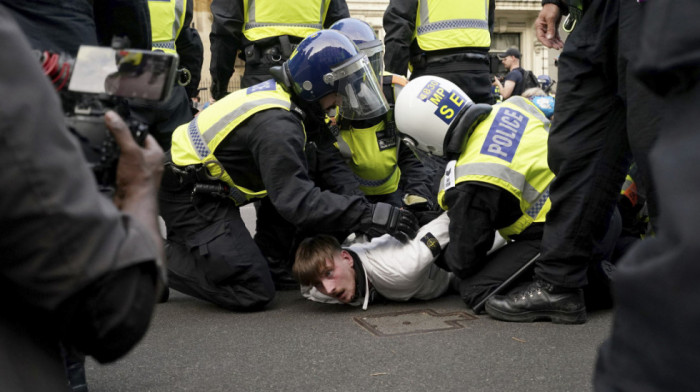 Nastavljeni protesti u Britaniji: Policija uhapsila još 15 osoba u Londonu zbog nasilnih nereda