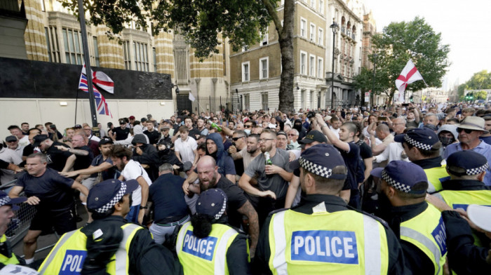 Više od 150 demonstranata uhapšeno u neredima posle ubistva tri devojčice, hitno zasedanje vladinog tima u Londonu