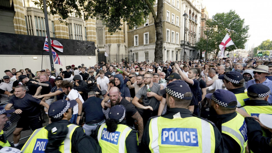 Više od 150 demonstranata uhapšeno u neredima posle ubistva tri devojčice, hitno zasedanje vladinog tima u Londonu