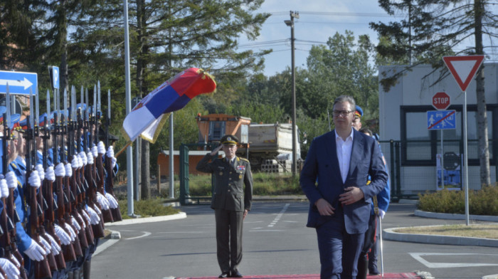 Vučić obišao renoviranu kasarnu u Loznici: Nastavljamo da ozbiljno jačamo našu vojsku i snažimo našu borbenu gotovost