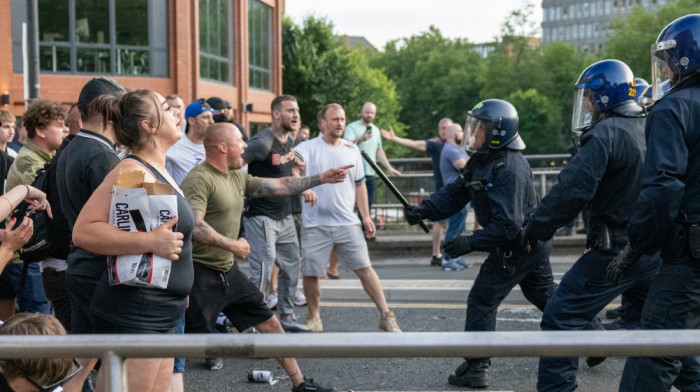 Nastavljeni protesti u nekoliko gradova u Velikoj Britaniji nakon ubistva tri devojčice, uhapšeno više od 90 osoba