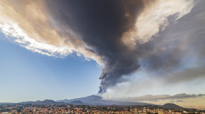 Erupcija vulkana Etne poremetila letove na međunarodnom aerodromu u Kataniji