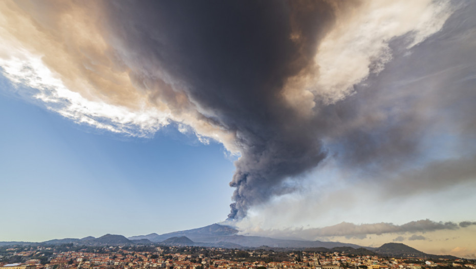 Erupcija vulkana Etne poremetila letove na međunarodnom aerodromu u Kataniji