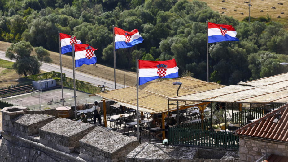 Hrvatska policija sprovodi istragu zbog uzvikivanja ustaškog pozdrava "Za dom spremni" u Kninu