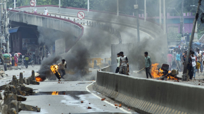 Nastavljaju se neredi u Bangladešu: Demonstranti upali u zatvor i omogućili beg 500 zatvorenika