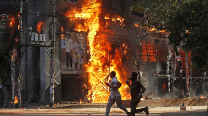 Kuda ide Bangladeš posle odlaska premijerke Hasine: Demonstrantni neće vojnu vladu