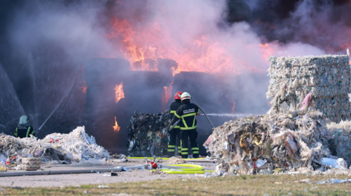 Gusti dim i eksplozije u Osijeku: Ugašen veliki požar u fabrici za skladištenje otpada od plastike