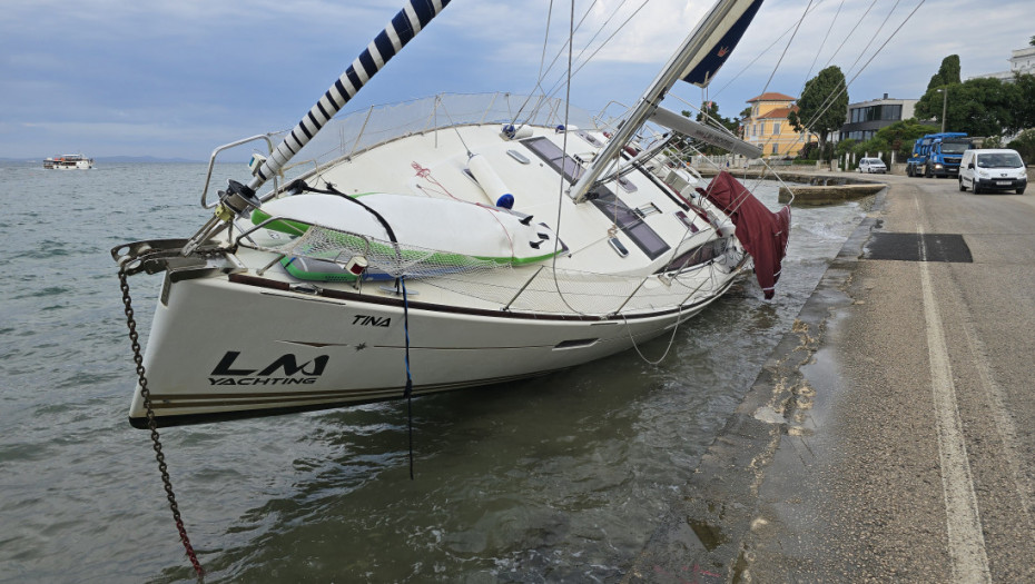 Jak vetar u Zadru nosio sve pred sobom: Jedrilicu izbacio na obalu, spaseno svih 10 Slovenaca sa plovila