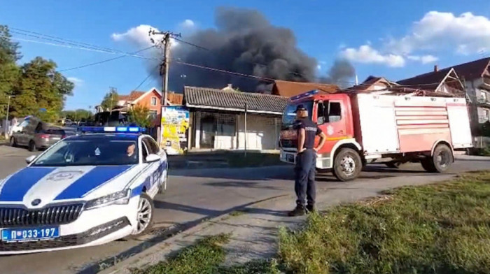 Gori fabrika peleta u Kragujevcu: Uprkos velikom naporu vatrogasaca plamen i dalje bukti, preti širenje na šumu