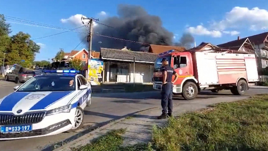 Gori fabrika peleta u Kragujevcu: Uprkos velikom naporu vatrogasaca plamen i dalje bukti, preti širenje na šumu