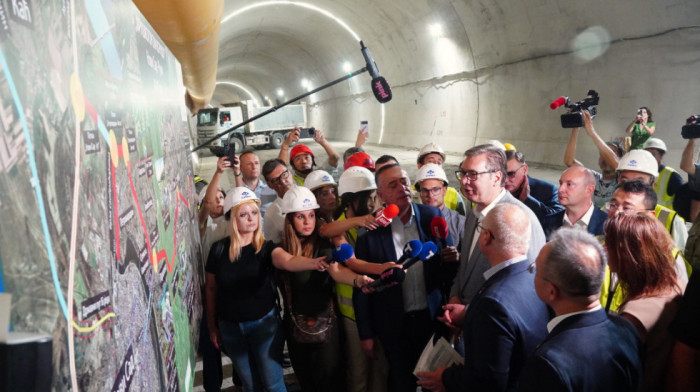 Vučić obišao radove na tunelu "Iriški venac": Spojiće Novi Sad i Rumu i biće to najduži tunel u Srbiji