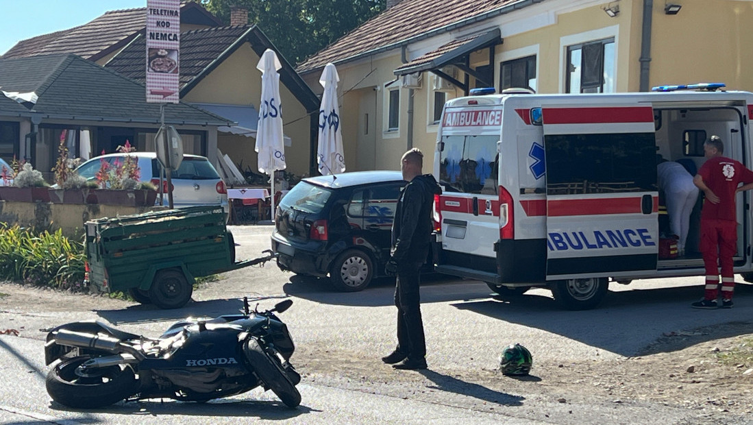 U saobraćajnoj nezgodi u Parmencu lakše povređeni motociklista i njegova saputnica