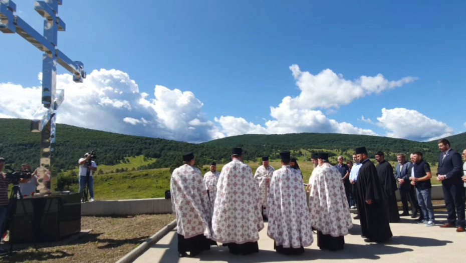 Kod Gline osveštan krst, najveći u Hrvatskoj, posvećen srpskim civilnim žrtvama stradalim u "Oluji"