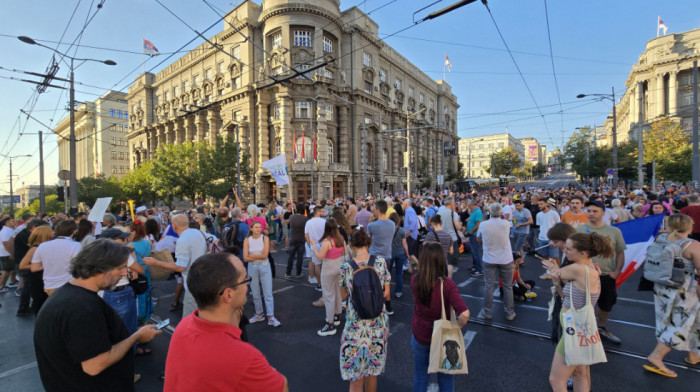 Protest ispred Vlade Srbije: Aktivisti blokirali saobraćaj na uglu Ulice Kneza Miloša i Nemanjine