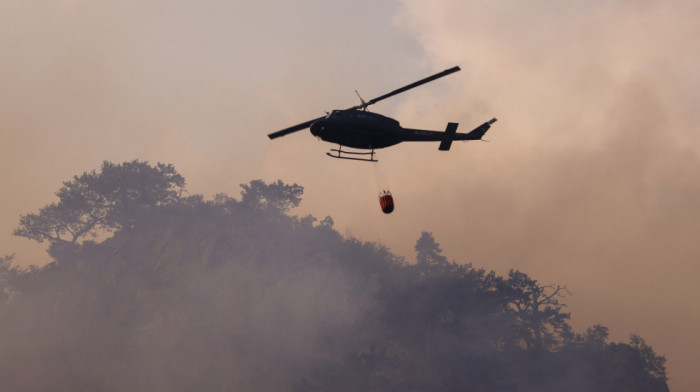 Helikopter "super puma" MUP-a Srbije gasi požar na području Srebrenice