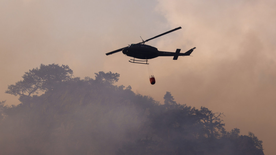 Helikopter "super puma" MUP-a Srbije gasi požar na području Srebrenice