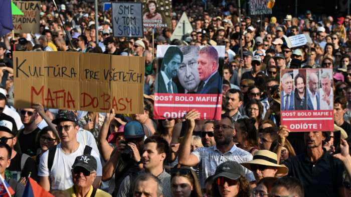 Protesti u Slovačkoj: Demonstranti tvrde da vlada odvraća zemlju od "glavnog toka EU", ali vlast ima većinu u parlamentu