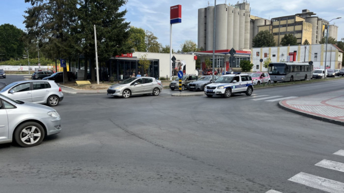 Oboren pešak u centru Čačaka, kolima hitne pomoći transportovan u Opštu bolnicu (FOTO)