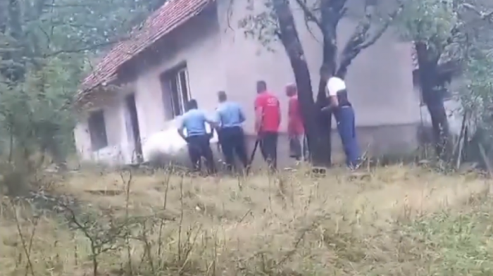 Opsadno stanje kod Nevesinja: Migrant zauzeo napuštenu kuću, pucao i bacio bombe na meštane i policiju (VIDEO)