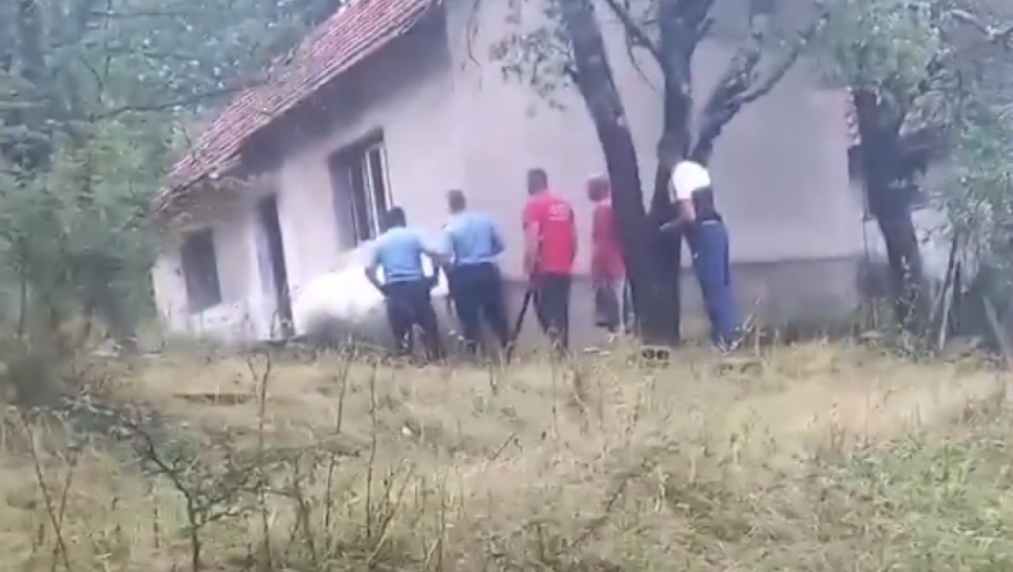 Opsadno stanje kod Nevesinja: Migrant zauzeo napuštenu kuću, pucao i bacio bombe na meštane i policiju (VIDEO)