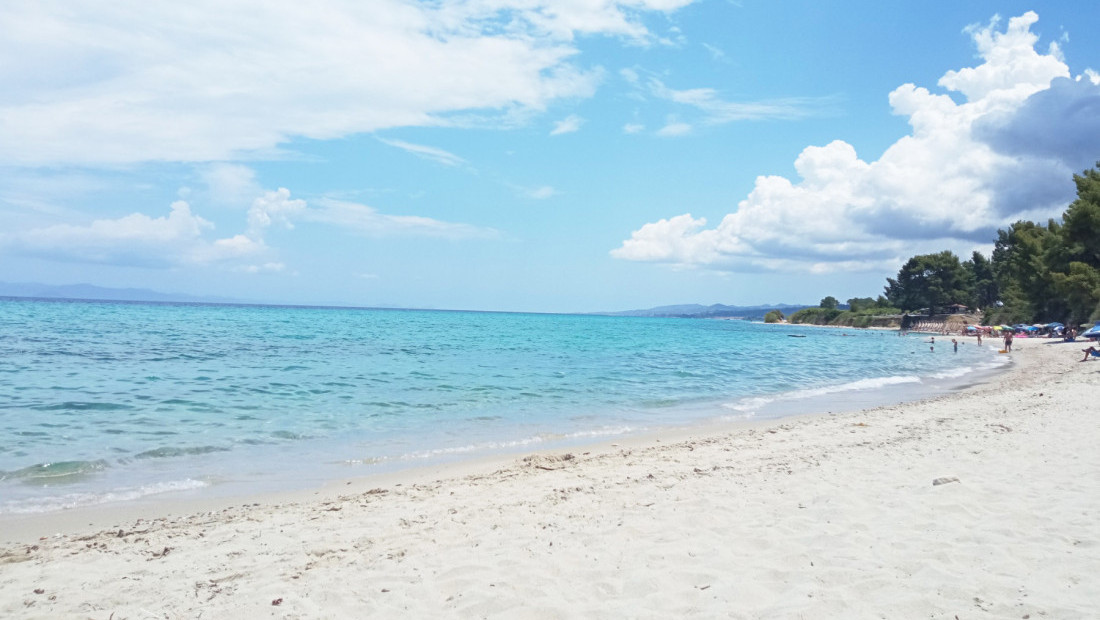 Halkidiki: Na popularnoj plaži zabranjeno kupanje do daljnjeg zbog izlivanja kanalizacije u more (VIDEO)