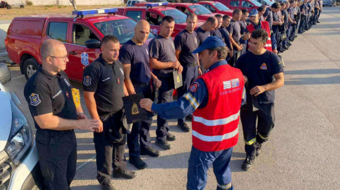 Srpski vatrogasci-spasioci stigli iz Grčke, za hrabrost i požrtvovanje, od domaćina - plaketa za hrabrost