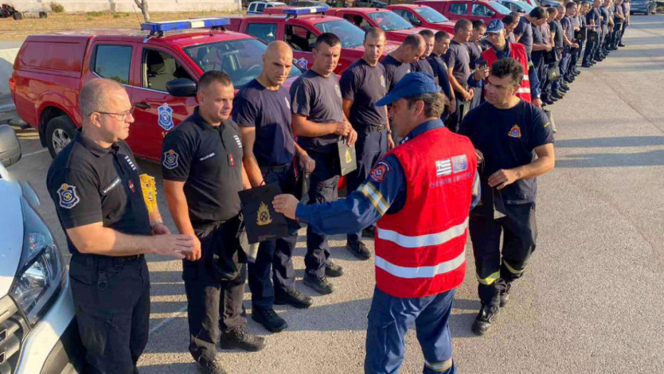 Srpski vatrogasci-spasioci stigli iz Grčke, za hrabrost i požrtvovanje, od domaćina - plaketa za hrabrost