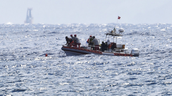 Brodolom kod Tunisa: Spasioci tragaju za 40 migranata, pronađeno šest tela