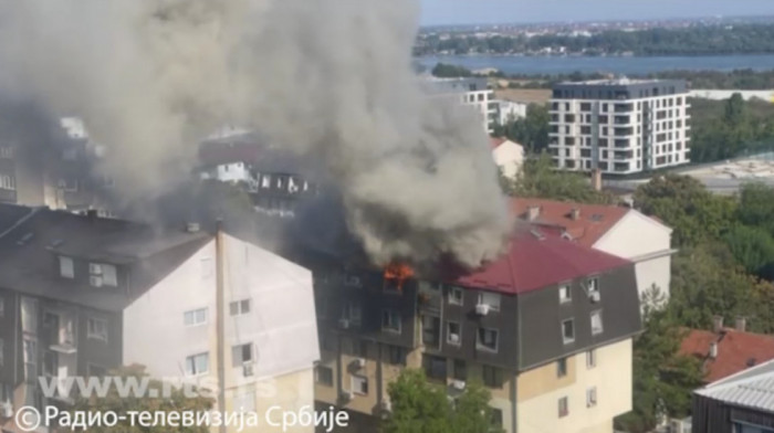 Veliki požar na Karaburmi, gori krov zgrade