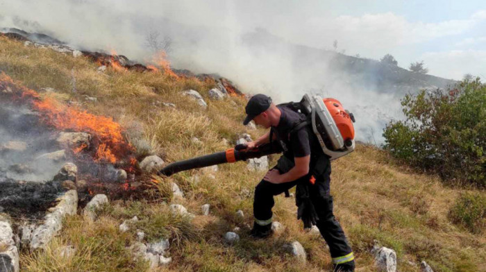 Nešto bolja situacija na požarištu kod Ljubinja, ali i dalje teška: Put prema Stocu ponovo je prohodan