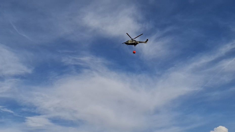 Helikopter MUP-a Srbije gasi požar na području Srebrenice: Na pojedinim delovima nemoguće gašenje zbog lošeg terena