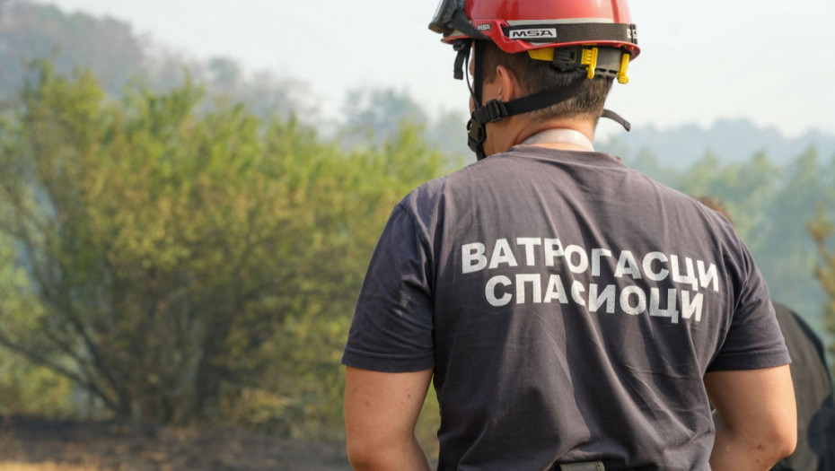 Vatrogasci dežuraju u selima u okolini Aranđelovca gde gori 50 hektara borove šume, domaćinstva nisu ugrožena