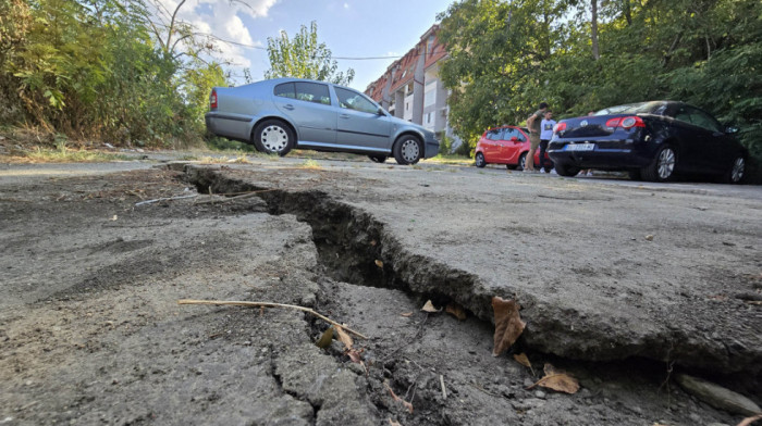 Novi odron u Darvinovoj: Na parkingu vidljive pukotine na asfaltu, dubina rupe više od dva metra