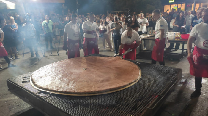 Džinovska šampionska pljeskavica za 180 ljudi: U Leskovcu ispečena "grdosija" od 86,4 kilograma