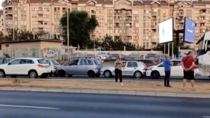 Sudari na auto-putu kod aerodroma i Ade Ciganlije, najmanje dvoje povređeno