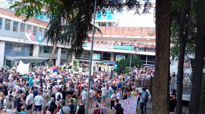 Održan protest ispred RTS-a zbog privođenja eko-aktivista: Normalizovan saobraćaj u Takovskoj