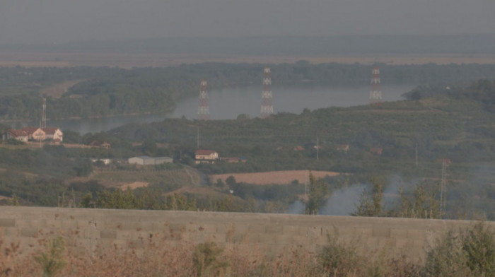 Euronews Srbija u Vinči: Gori šest hektara trave i niskog rastinja, nema opasnosti za kuće,  Institut i deponiju