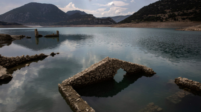 Nivo veštačkog jezera u Grčkoj opao za 40 metara zbog suše, izronilo selo potopljeno 70-ih godina