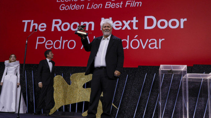 Ovacije od 18 minuta: Almodovarov film "The Room Next Door" osvojio Zlatnog lava na festivalu u Veneciji ( FOTO)