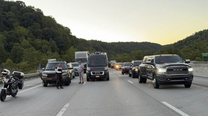 Pucnjava i saobraćajni udes na autoputu u Kentakiju: Sedam povređenih, policija traga za naoružanim muškarcem